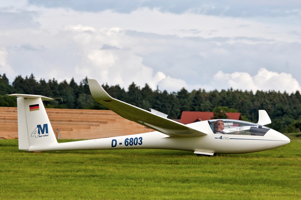 LS4a D-6803 Einsitziges Segelflugzeug für fortgeschrittene Flugschüler, Überlandflug und Wettbewerb
