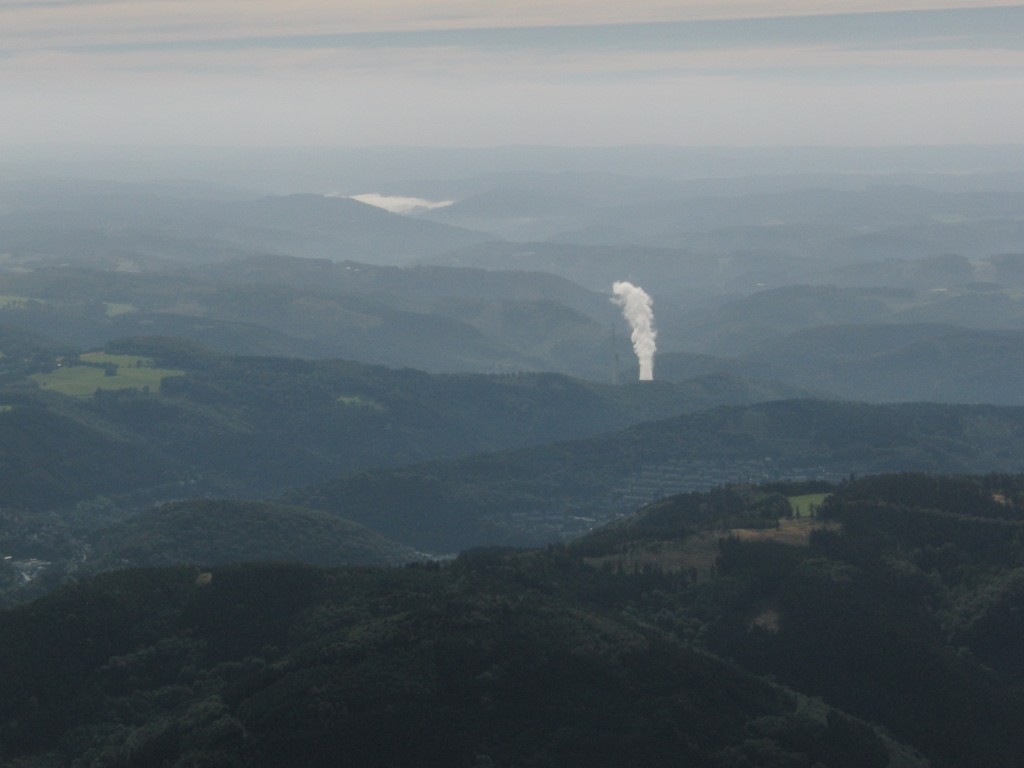 Eine künstliche Wolke aus dem Kraftwerk in Altena.