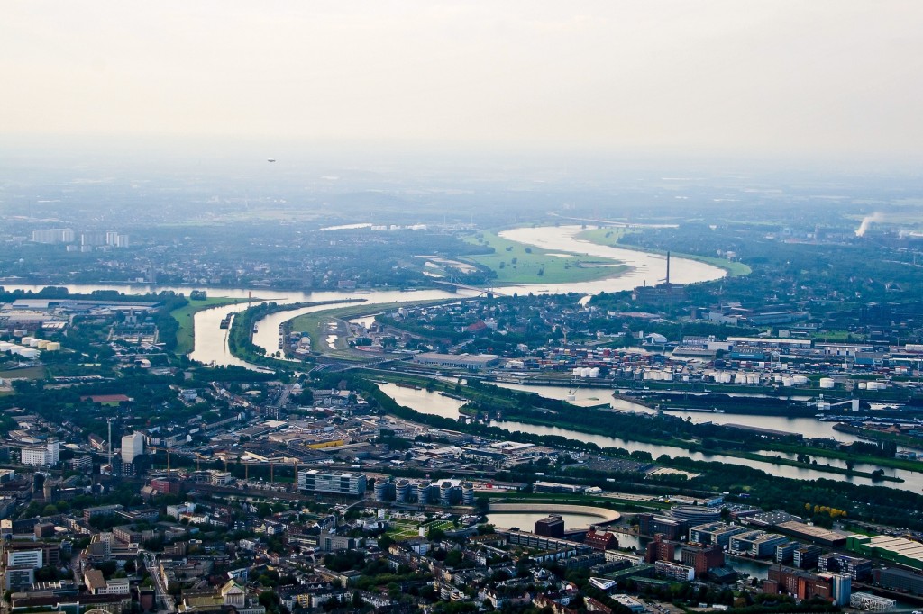 Die Ruhr entspringt im Hochsauerland und fließt in unmittelbarer Nähe unseres Segelfluggeländes weiter Richtung Westen. Auf diesem Bild mündet sie in den Rhein bei Duisburg.