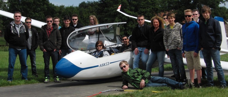 Bernd (im Flugzeug auf dem hinteren Sitz) und Raphael (rechts daneben stehend) sind unsere beiden neuen Fluglehrer. Die Flugschüler freuen sich über die Verstärkung bei den Fluglehrern.